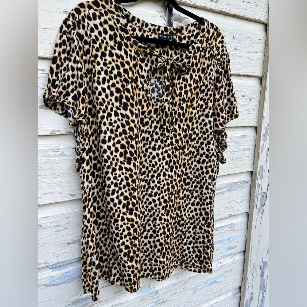 Torrid Leopard Animal Print Mobwife BoHo Blouse Top Size 4 - Picture 5 of 7